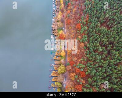 Veduta aerea di una parte del Lago di Jenői con molti moli. Con un lago splendente in autunno meraviglioso colors.Diósjenő, Ungheria Foto Stock