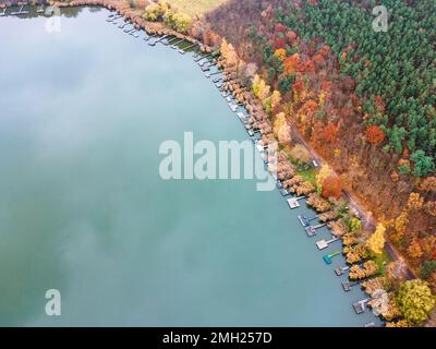 Veduta aerea di una parte del Lago di Jenői con molti moli. Con un lago splendente in autunno meraviglioso colors.Diósjenő, Ungheria Foto Stock