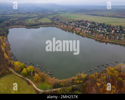 Foto aerea del Lago di Jenői e dei suoi dintorni.Un piccolo lago situato nelle immediate vicinanze di Diósjenő è una destinazione popolare per i pescatori. Foto Stock