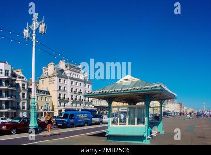 Brighton Sussex Inghilterra Jarvis Norfolk Hotel Promenade e Edwardian Sun Shelter con Donna su skateboard fatta in casa Foto Stock