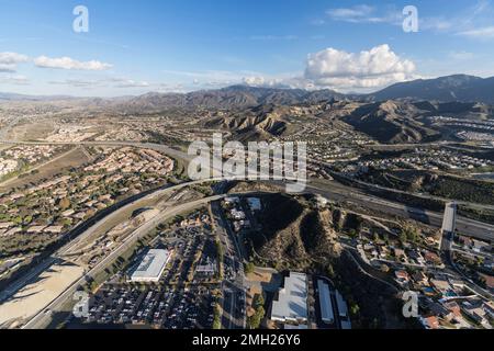 Veduta aerea della distesa suburbana a nord di Los Angeles a Santa Clarita California. Foto Stock