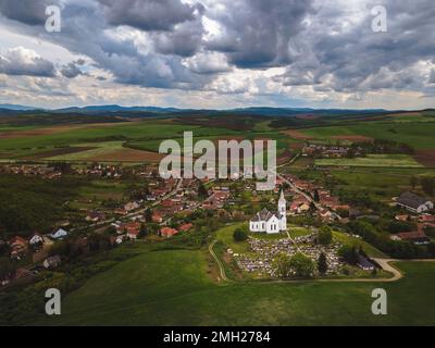 Veduta aerea della Chiesa di Re San Stephen, la chiesa si trova su una collina vicino all'insediamento di Karancsság Foto Stock