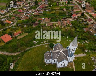 Veduta aerea della Chiesa di Re San Stephen, la chiesa si trova su una collina vicino all'insediamento di Karancsság Foto Stock