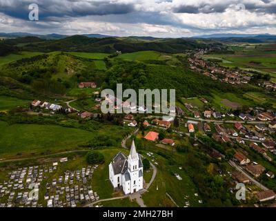 Veduta aerea della Chiesa di Re San Stephen, la chiesa si trova su una collina vicino all'insediamento di Karancsság Foto Stock