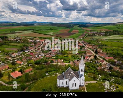 Veduta aerea della Chiesa di Re San Stephen, la chiesa si trova su una collina vicino all'insediamento di Karancsság Foto Stock