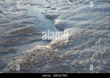 Consistenza dei depositi di calce sulle colline calcaree delle sorgenti termali di Pamukkale in Turchia Foto Stock