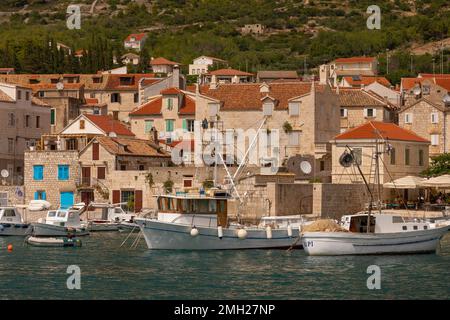 KOMIZA, CROAZIA, EUROPA - Barche nel porto della città costiera di Komiza, sull'isola di Vis, nel mare Adriatico. Foto Stock