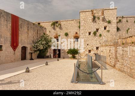 FORT GEORGE, VIS, CROAZIA, EUROPA - Fortezza costruita nel 1812 per proteggere Vis Harbour. Foto Stock