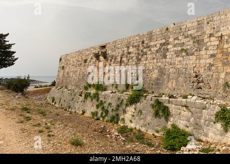 FORT GEORGE, VIS, CROAZIA, EUROPA - parete esterna della fortezza costruita nel 1812 per proteggere Vis Harbour. Foto Stock