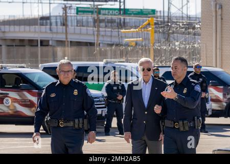 Il presidente Joe Biden visita il Ponte delle Americhe con gli agenti doganali e di protezione delle frontiere, domenica 8 gennaio 2023, a El Paso. (Foto ufficiale della Casa Bianca di Adam Schultz) Foto Stock