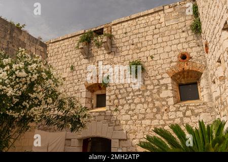 FORT GEORGE, VIS, CROAZIA, EUROPA - Fortezza costruita nel 1812 per proteggere Vis Harbour. Foto Stock