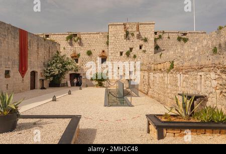 FORT GEORGE, VIS, CROAZIA, EUROPA - Fortezza costruita nel 1812 per proteggere Vis Harbour. Foto Stock