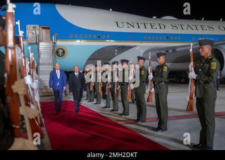 Il presidente Joe Biden sbarra Air Force One all'aeroporto internazionale di Felipe Angeles a Città del Messico, domenica 8 gennaio 2023, ed è accolto dal presidente messicano Andres Manuel Lopez Obrador. (Foto ufficiale della Casa Bianca di Adam Schultz) Foto Stock