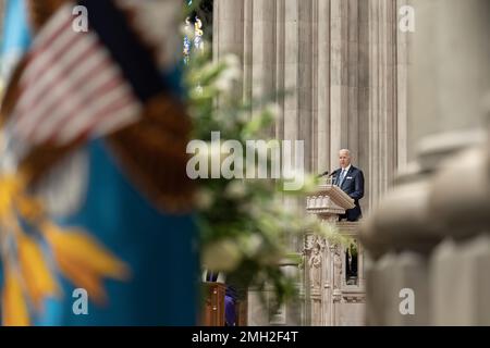 Il Presidente Joe Biden partecipa al servizio commemorativo dell'ex Segretario della Difesa Ash carter, giovedì 12 gennaio 2023, alla Washington National Cathedral di Washington, D.C. (Foto ufficiale della Casa Bianca di Adam Schultz) Foto Stock