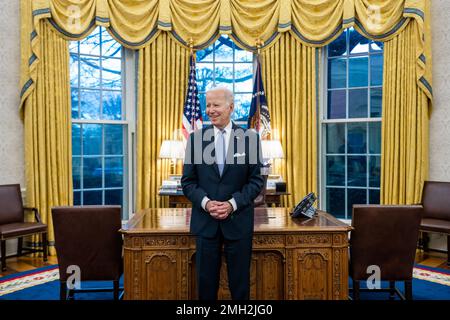 Il presidente Joe Biden si prepara a salutare la famiglia degli Stati Uniti in partenza Esercito militare Aide Major Bill Yang, Venerdì, 20 gennaio 2023, presso l'Ufficio ovale. (Foto ufficiale della Casa Bianca di Cameron Smith) Foto Stock