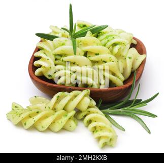 Pasta con rosmarino su sfondo bianco Foto Stock