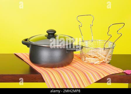 Pentola per friggere immagini e fotografie stock ad alta risoluzione - Alamy