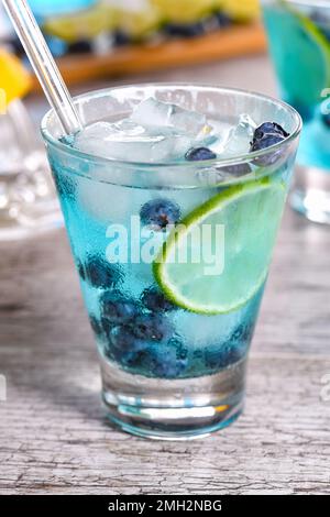 Mojito blu con mirtilli. Cocktail a base di liquori Blue Curacao Foto Stock