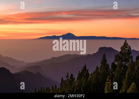 Vista lontana del picco maestoso Teide sull'isola di Tenerife da Roque Nublo al tramonto, Roque Nublo Rural Park, Gran Canaria, Can Foto Stock