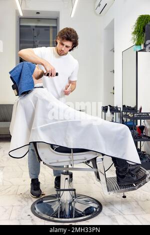 Barbiere uomo barbiere che radeva barbiere. Foto Stock