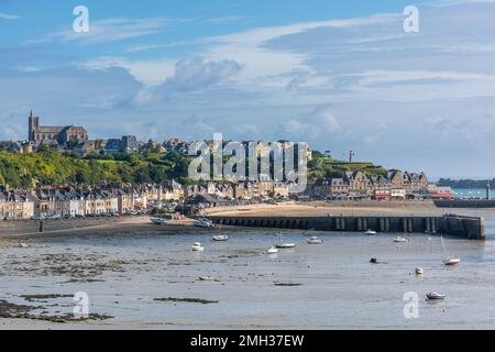 Vista panoramica di Cancale in Bretagna, Francia contro il cielo drammatico Foto Stock