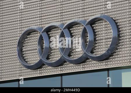 Italia, anno 2023, logo Audi metallico sulla costruzione di un rivenditore ufficiale del marchio Foto Stock