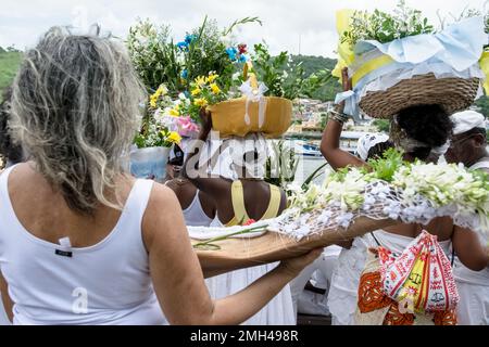Cachoeira, Bahia, Brasile - 21 febbraio 2016: Donne che trasportano i regali per la festa di Iemanja nella città di Cachoeira, Bahia. Foto Stock