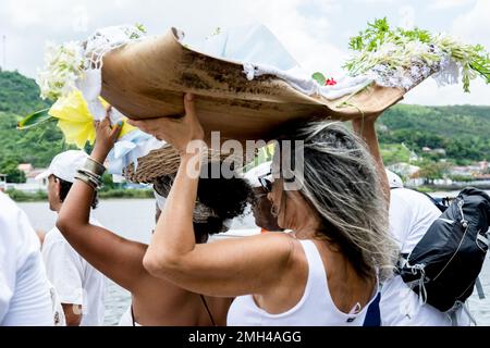 Cachoeira, Bahia, Brasile - 21 febbraio 2016: Donne che trasportano i regali per la festa di Iemanja nella città di Cachoeira, Bahia. Foto Stock