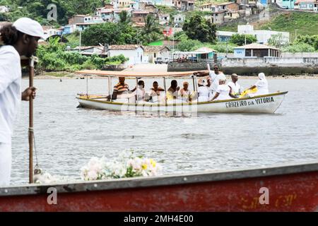 Cachoeira, Bahia, Brasile - 21 febbraio 2016: I fedeli Candomble a bordo portando doni a Iemanja. Città di Cachoeira, Bahia. Foto Stock
