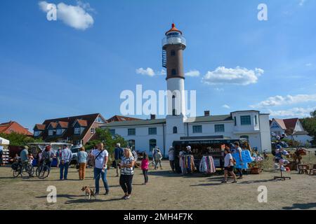 Timmendorf Strand, Germania, 9 settembre 2022 - mercato artigianale di fronte al faro sull'isola di Poel, sul Mar Baltico vicino a Timmendorf S. Foto Stock