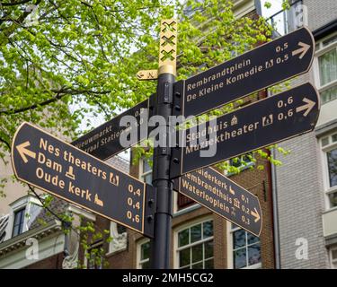 AMSTERDAM, PAESI BASSI - 01 MAGGIO 2018: Cartello nel centro di Amsterdam con indicazioni per Oude Kerk e Stadhuis Foto Stock