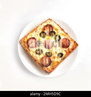 Assimilazione di un panino come mini pizza. Ci sono versioni foto e vettoriali per idea di design. Al panino si aggiungono formaggio, prosciutti, olive sottaceto Foto Stock