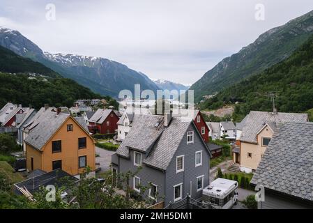 Norvegia, Odda, 06 luglio 2017: Architettura tipica delle case norvegesi Foto Stock