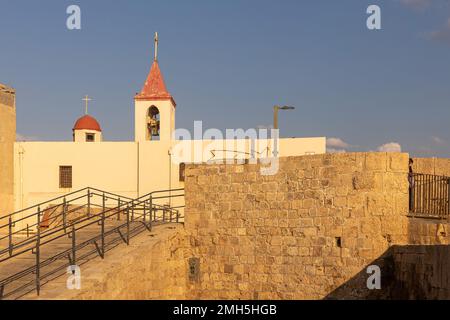 Acre, Israele - 01 novembre 2022, Chiesa di San Giovanni Battista e le mura di Acre Israele Foto Stock