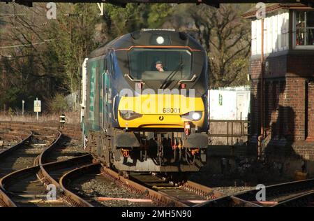 Direct Rail Services Locos, 68001 Evolution e 68007 Valiant, top and tail un treno nucleare visto avvicinarsi a Carnforth il 25th gennaio 2023. Foto Stock