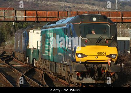 Direct Rail Services Locos, 68001 Evolution e 68007 Valiant, top and tail un treno nucleare visto avvicinarsi a Carnforth il 25th gennaio 2023. Foto Stock