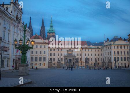 Vecchio Palazzo reale di Praga, e piazza di fronte con una fontana in vecchio stile. Una volta la casa dei re e dove la Guerra dei Trent'anni iniziò nel 1618. Foto Stock