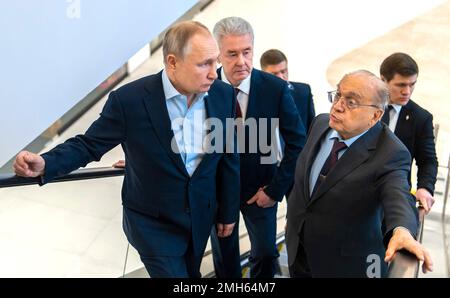 Mosca, Russia. 25th Jan, 2023. Il presidente russo Vladimir Putin, a sinistra, guida una scala mobile durante un tour del cluster di Lomonosov con il sindaco di Mosca Sergei Sobyanin, centro, e il rettore dell'Università Statale di Mosca Viktor Sadovnichy, a destra, presso il Centro di scienza e tecnologia dell'innovazione Vorobyovy Gory dell'Università Statale di Mosca, 25 gennaio 2023 a Mosca, Russia. Credito: Mishin/Kremlin Pool/Alamy Live News Foto Stock