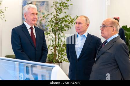 Mosca, Russia. 25th Jan, 2023. Il presidente russo Vladimir Putin, centro, fa un tour del gruppo Lomonosov con il sindaco di Mosca Sergei Sobyanin, a sinistra, e il rettore dell'Università Statale di Mosca Viktor Sadovnichy, a destra, presso il centro scientifico e tecnologico dell'innovazione Vorobyovy Gory dell'Università Statale di Mosca, 25 gennaio 2023 a Mosca, Russia. Credito: Mishin/Kremlin Pool/Alamy Live News Foto Stock