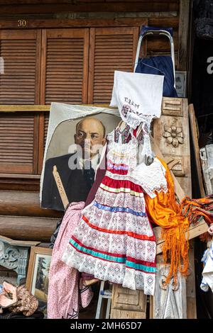 Mosca, Russia - 15 gennaio 2020, vestito da bambino sullo sfondo della paraphernalia comunista - ritratti di Lenin, striscioni comunisti rossi su una pulce ma Foto Stock