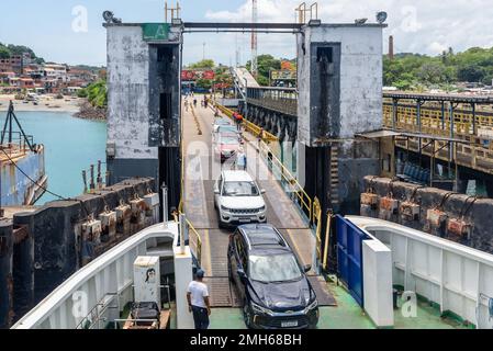 Itaparica, Bahia, Brasile - 24 gennaio 2023: Le auto che entrano nel traghetto diretto a Salvador in Bahia. Foto Stock