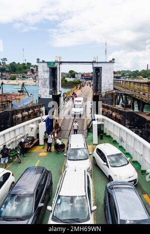 Itaparica, Bahia, Brasile - 24 gennaio 2023: Accesso per le auto a bordo al Terminal Marittimo di Itaparica, a Bahia. Foto Stock