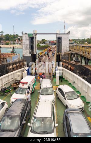 Itaparica, Bahia, Brasile - 24 gennaio 2023: Passeggeri a bordo del traghetto a Itaparica diretti a Salvador, Bahia. Foto Stock