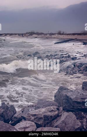 Le onde si schiantano su una spiaggia invernale quasi deserta a Dauphin Island West End Beach, 3 gennaio 2023, a Dauphin Island, Alabama. Foto Stock