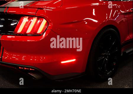 Ford Mustangs sono visti durante il MCM Car Show a Bogotà, Colombia, il più grande auto show in america latina, il 20 gennaio 2022. Foto Stock