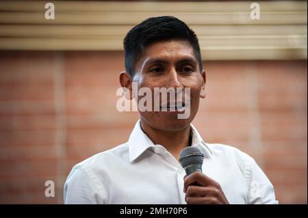 Il ciclista colombiano Nairo Quintana terrà una conferenza stampa a Bogotà, Colombia, il 25 gennaio 2022. Foto Stock