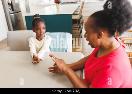 Nonna afro-americana felice e nonna sorda usando il linguaggio del segno Foto Stock