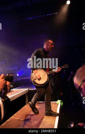 American Celtic punk e da Boston, Dropkick Murphys in concerto dal vivo ad Hannover, germania Foto Stock