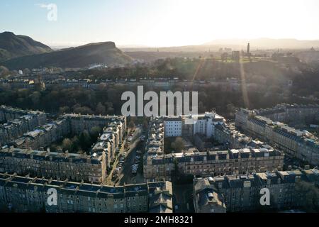 Vista aerea del drone di Edimburgo guardando verso sud verso Arthurs Seat dalla cima di Leith Walk Foto Stock