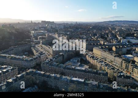 Vista aerea del drone su Edimburgo verso sud-ovest dalla cima di Leith Walk Foto Stock